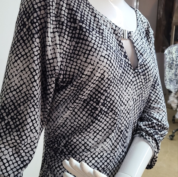 💜Vince Camuto Long Sleeve top - Picture 8 of 11